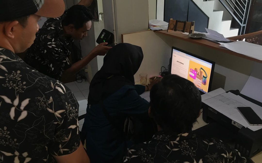 UNDIP KKN students introduce digitalisation of document archiving through Linktree and promote the importance of digital archiving.