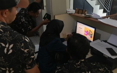 UNDIP KKN students introduce digitalisation of document archiving through Linktree and promote the importance of digital archiving.